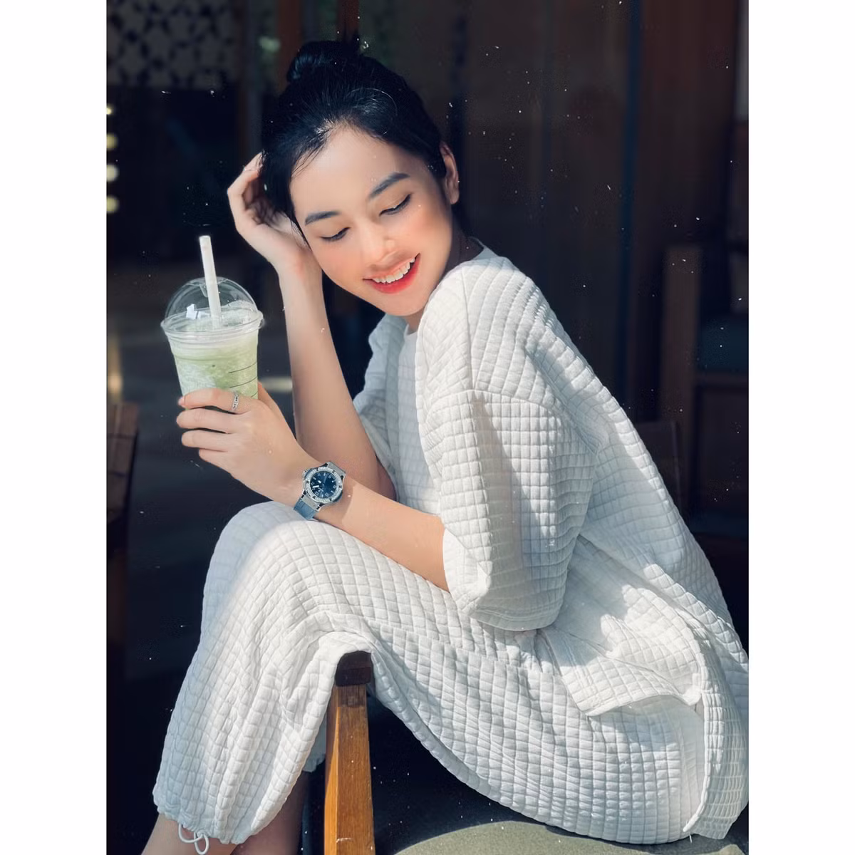 Chi tiết khiến netizen dán mắt vào trầm trồ không ngớt đó chính và chiếc đồng hồ nạm kim cương của cô nàng.