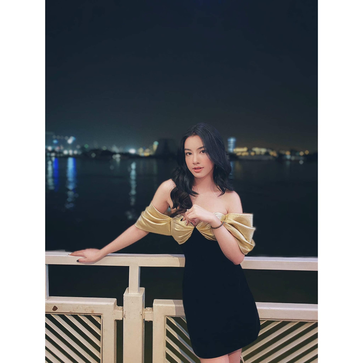 Từ sau cuộc thi Hoa hậu, gái xinh 2K đã bất ngờ nổi đình đám trên MXH bởi lùm xùm tình cảm. Đồng thời nhiều người còn choáng ngợp với cuộc sống gần như đổi đời của cô gái này.