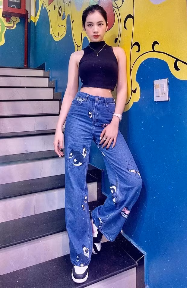 Ảnh đời thường của Cẩm Đan cũng đủ khiến vạn người mê nhưng không hiểu sao cô nàng lại tự đưa mình vào team bóp méo vạn vật.