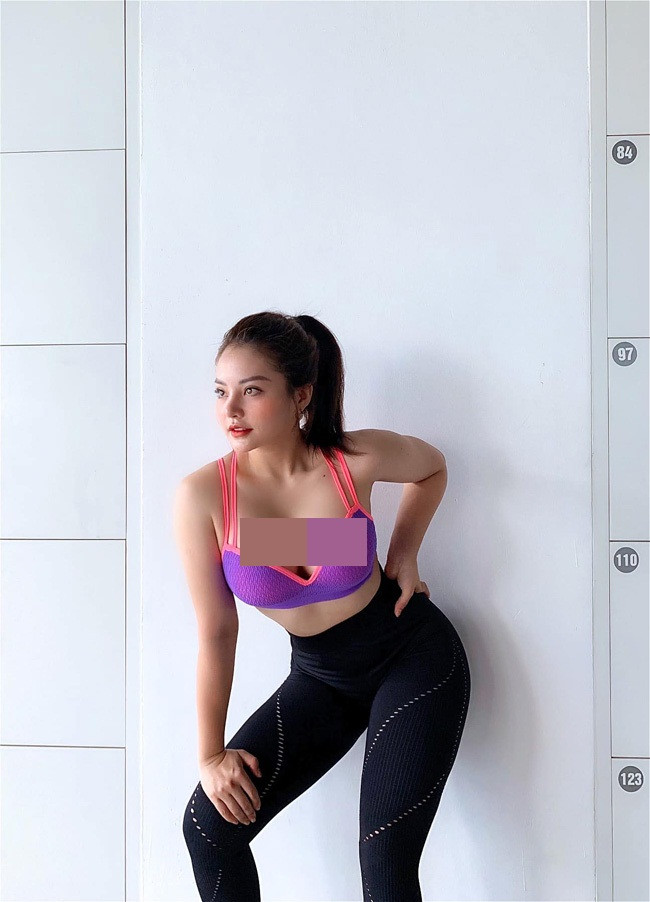 Cô nàng luôn biết cách khoe khéo vòng 1 quyến rũ trong mọi bức hình.