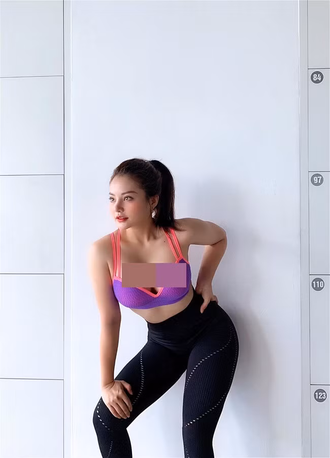 Cô nàng luôn biết cách khoe khéo vòng 1 quyến rũ trong mọi bức hình.