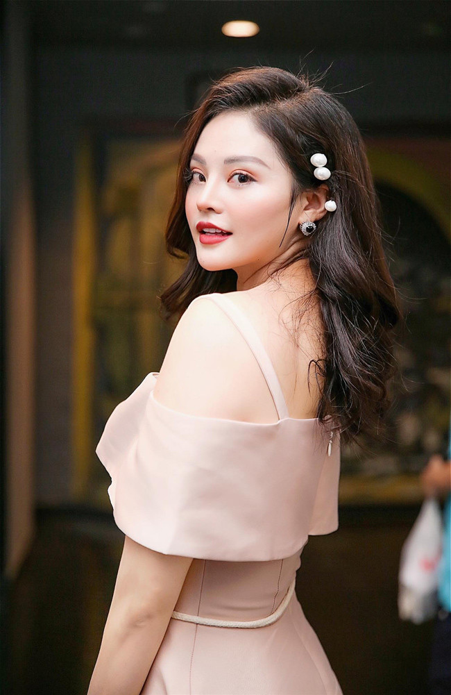 Ngoài làm mẫu quảng cáo, Trà My còn tập tành kinh doanh, làm MC và đóng phim.