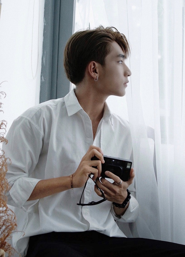 Gương mặt đẹp, thân hình chuẩn chính là lợi thế của Đức Hải trong công việc này, cậu bạn được nhiều nhãn hàng và nhiếp ảnh "chọn mặt gửi vàng".