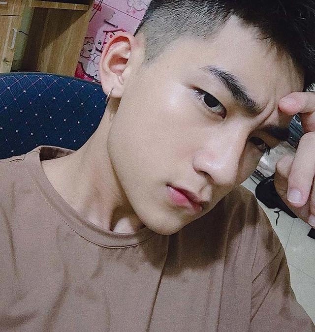 Từng là nam sinh chuyên ngành IT tại trường Đại học Kinh doanh và Công nghệ Hà Nội, Đức Hải được hội chị em “mê mệt” bởi gương mặt bảnh bao cùng sống mũi cao và đôi mắt một mí không khác gì nam thần xứ Hàn.