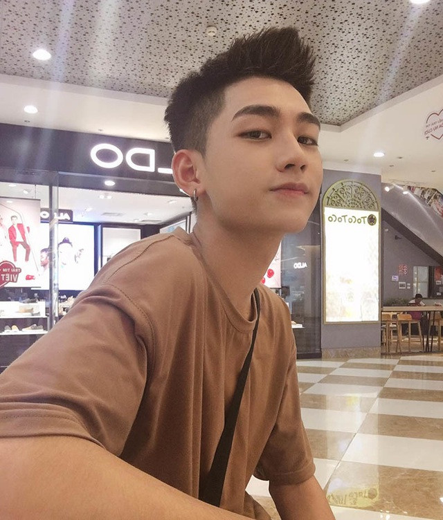 Sau gần 2 năm được cư dân mạng biết đến, cuộc sống của chàng hot boy có góc nghiêng giống Sơn Tùng M-TP có nhiều sự thay đổi bất ngờ.