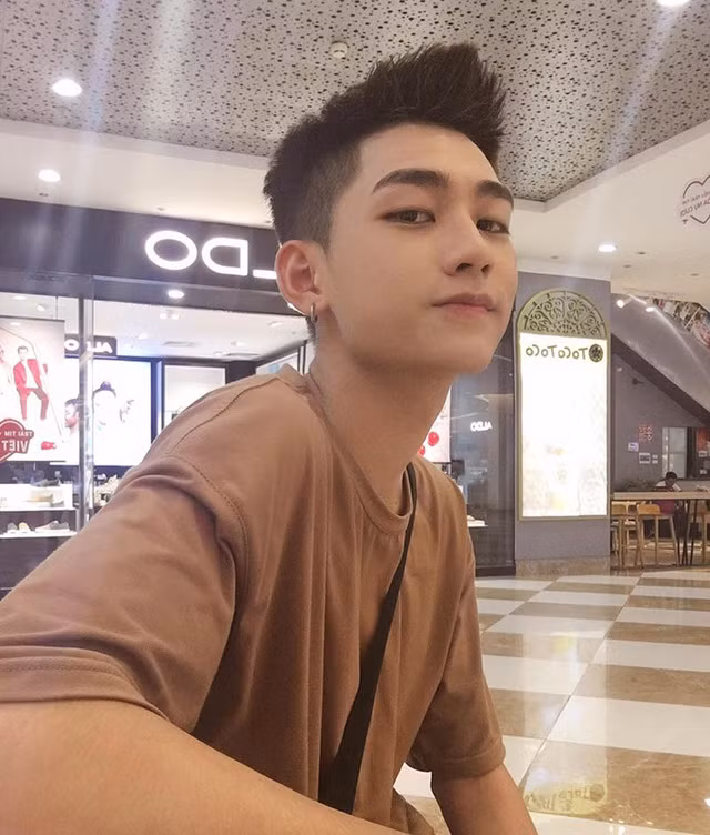 Sau gần 2 năm được cư dân mạng biết đến, cuộc sống của chàng hot boy có góc nghiêng giống Sơn Tùng M-TP có nhiều sự thay đổi bất ngờ.