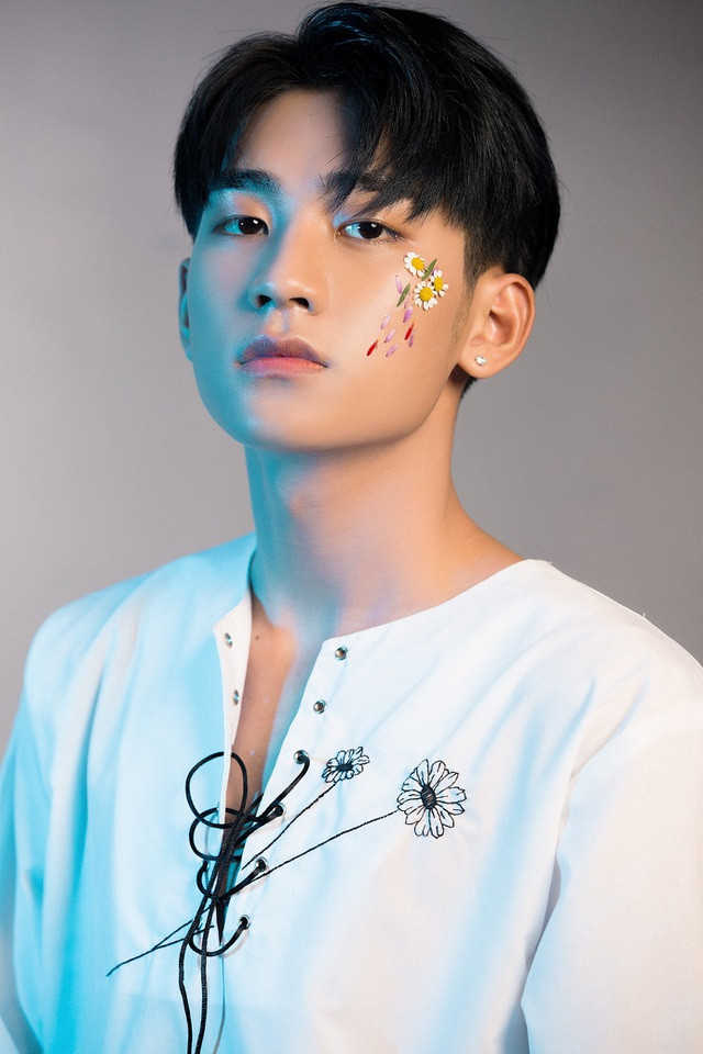 Chàng nam sinh năm nào được yêu mến không chỉ bởi gương mặt điển trai mà còn nhờ tính cách hòa đồng, vui vẻ.