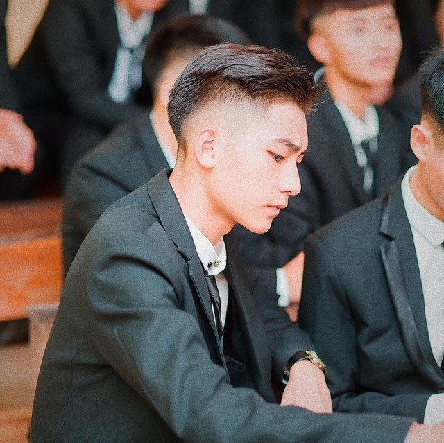 Ngô Đức Hải (SN 2000) từng nổi tiếng trên MXH cách đây 2 năm với bức ảnh chụp góc nghiêng có nét giống ca sĩ Sơn Tùng M-TP. Khoảnh khắc này khiến Hải trở thành hot boy "nổi như cồn" trong thời gian qua.