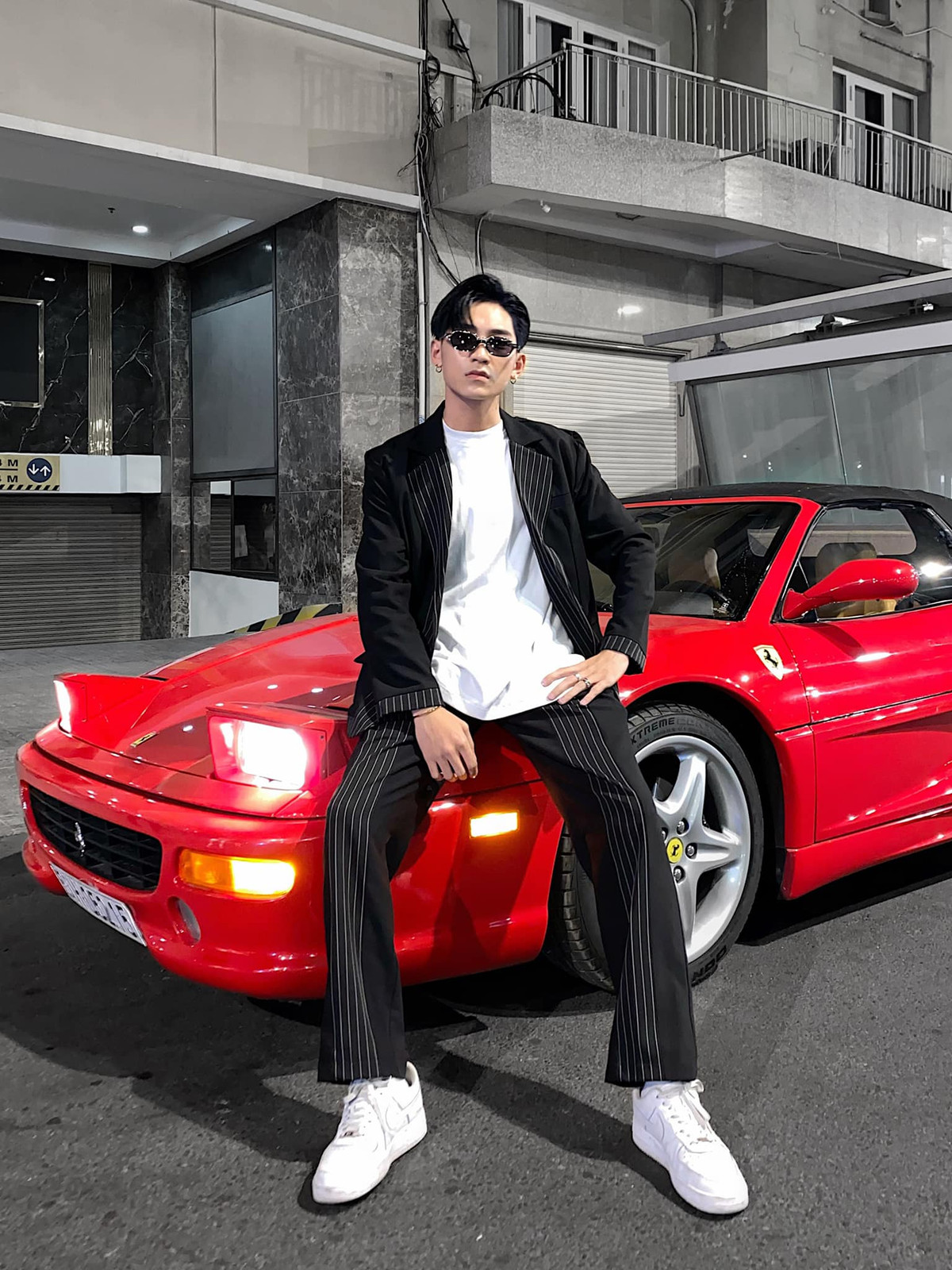 Gương mặt chàng trai sinh năm 2000 khá góc cạnh, với sống mũi cao và đôi mắt đầy cuốn hút.