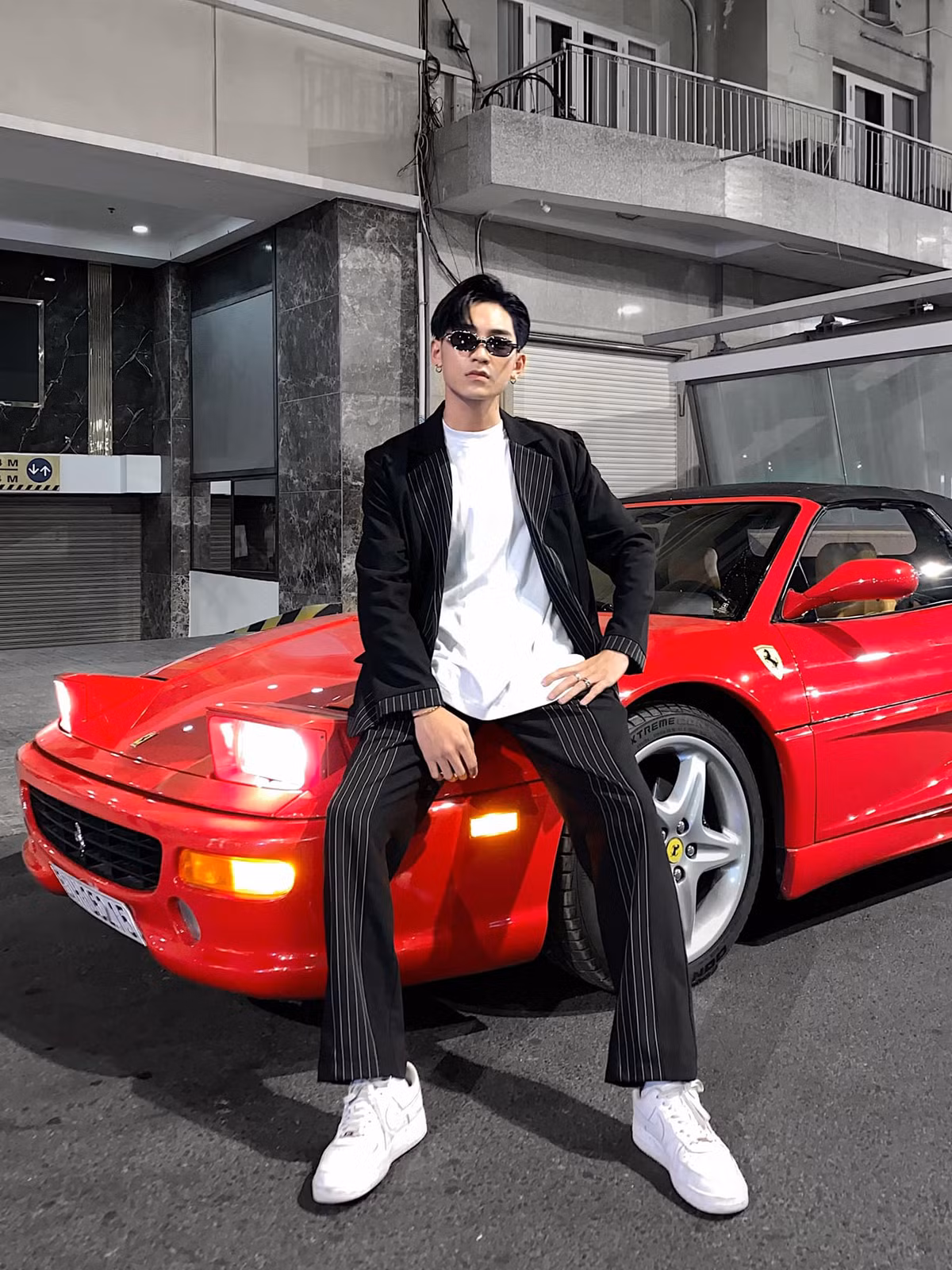 Gương mặt chàng trai sinh năm 2000 khá góc cạnh, với sống mũi cao và đôi mắt đầy cuốn hút.