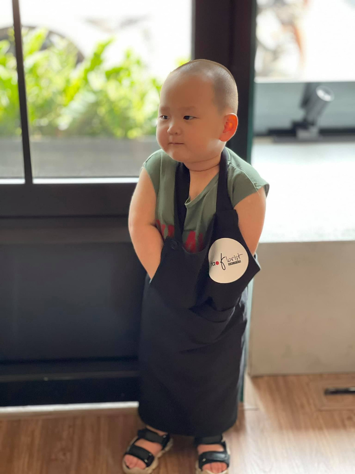 Mới đây nhất, Trà My idol đã đăng tải hình ảnh cậu nhóc Hayden đáng yêu siêu cấp trên trang cá nhân của mình. Khoác chiếc tạp dề dài đến chân, Hayden khiến cư dân mạng "đứng ngồi không yên".