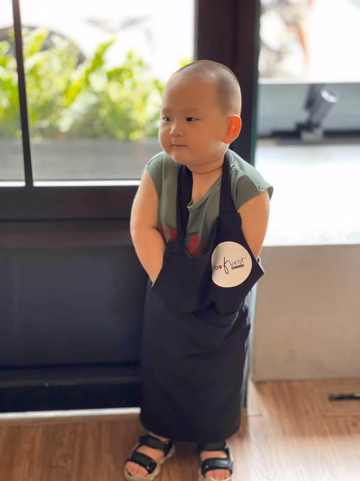 Mới đây nhất, Trà My idol đã đăng tải hình ảnh cậu nhóc Hayden đáng yêu siêu cấp trên trang cá nhân của mình. Khoác chiếc tạp dề dài đến chân, Hayden khiến cư dân mạng "đứng ngồi không yên".