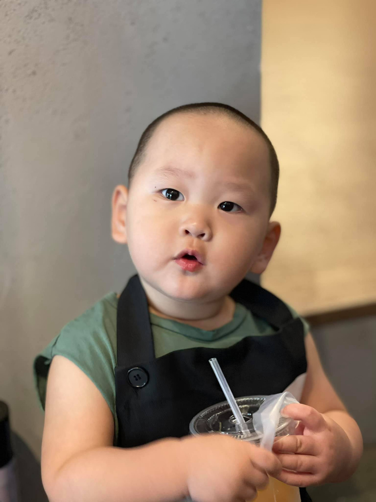 Vẻ bụ bẫm, lém lỉnh không kém phần đáng yêu của nhóc tỳ khiến cư dân mạng "phát cuồng", không hổ danh "cây hài tương lai" của showbiz Việt.