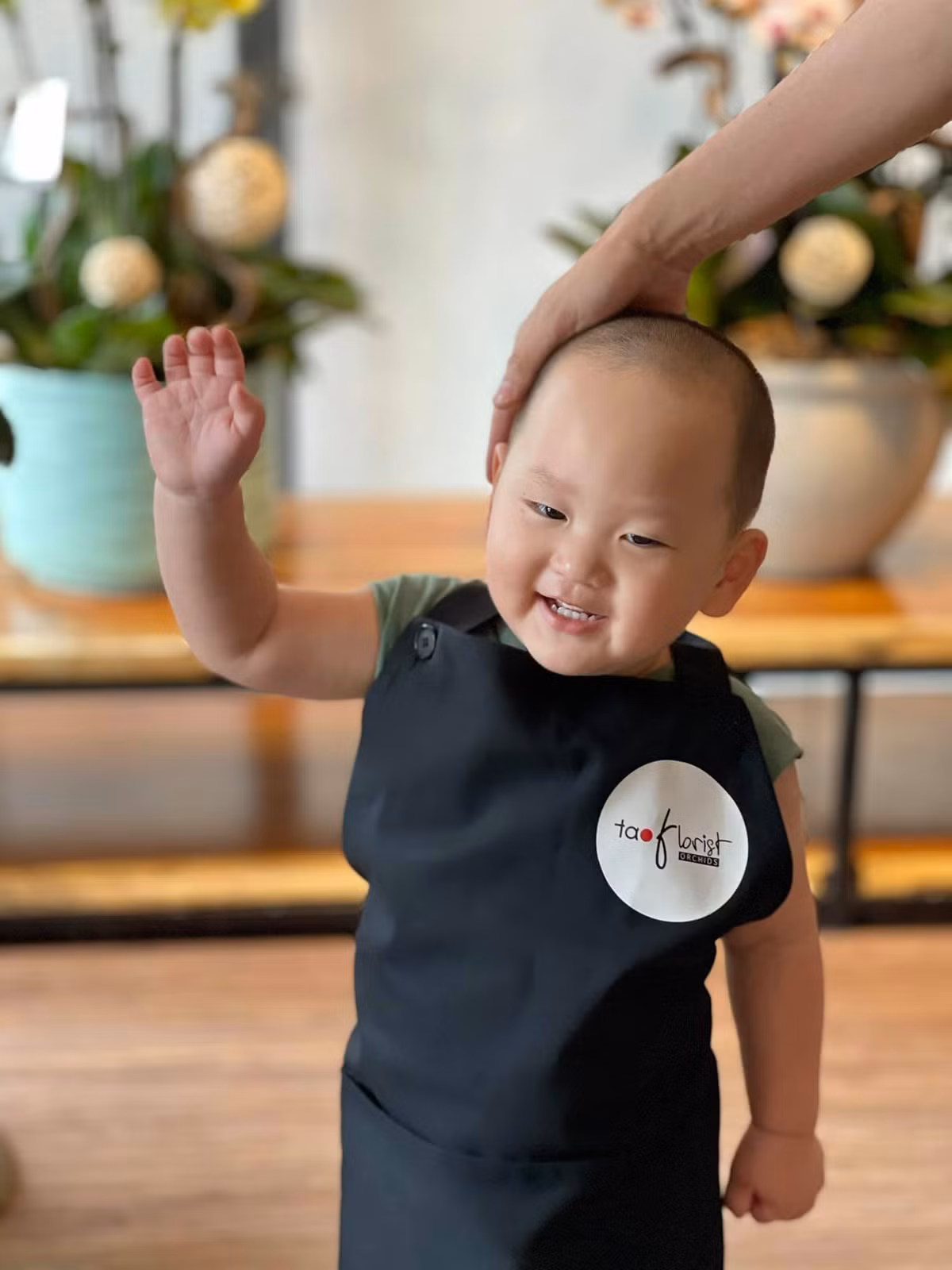 Trong khi anh trai Gia Huy (5 tuổi) được mẹ cho ăn diện sành điệu như soái ca nhí thì bé Hayden lại nhập hội nhóc tỳ nổi tiếng "hài hước" bởi ngoại hình bụ bẫm, khuôn mặt tròn trịa.