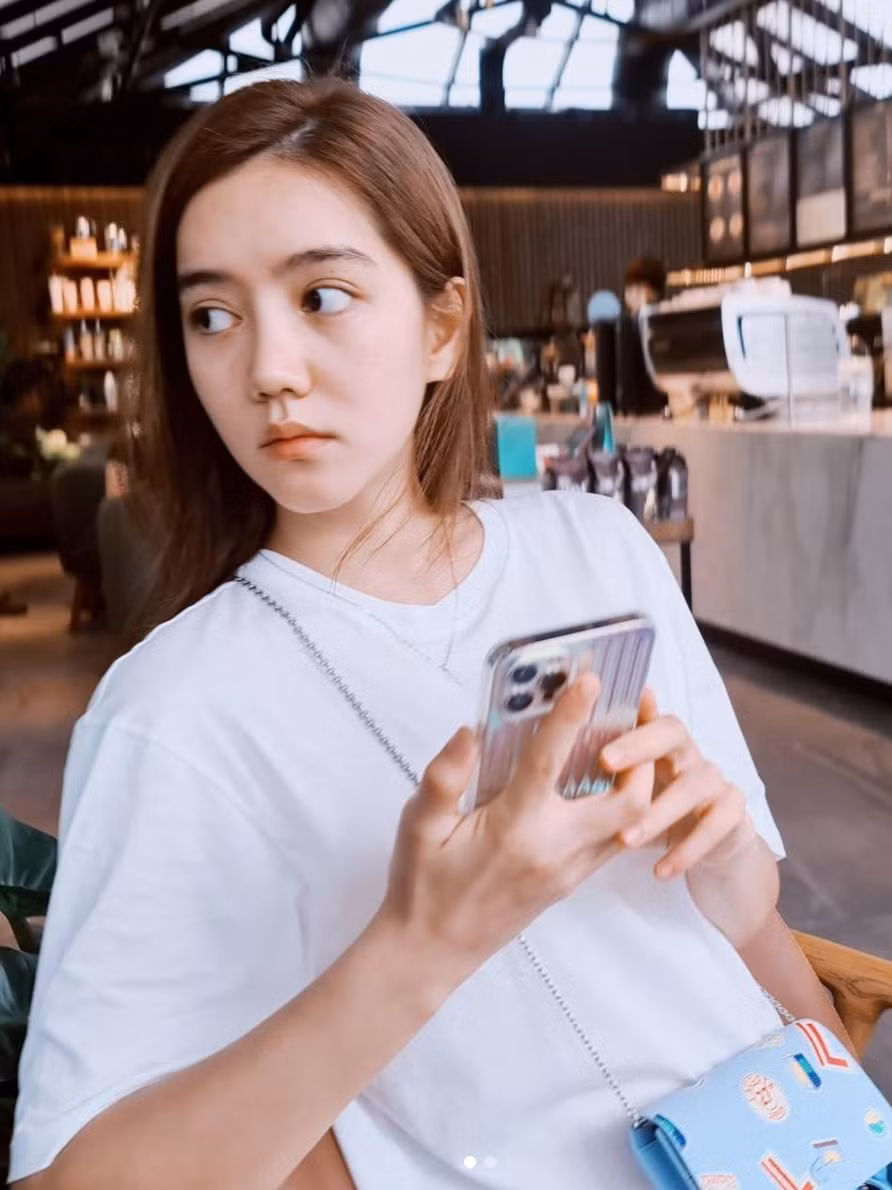 Là con nhà nòi nên Richie nhanh chóng có những bước phát triển vượt bậc. Cô liên tiếp giành được nhiều danh hiệu ở các giải trẻ cầu lông trong nước và quốc tế.