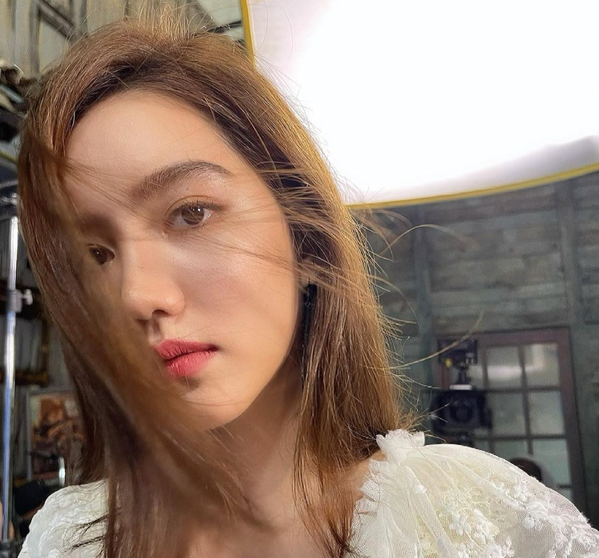 Bất ngờ đến từ năm 2011, Richie lọt vào tới chung kết toàn quốc Miss Teen Thái Lan. Từ lúc đấy, cô trở thành một gương mặt nhận được nhiều sự chú ý của các bạn trẻ. Nhiều người còn đặt biệt danh cho cô là "hoa khôi làng cầu lông Thái Lan".