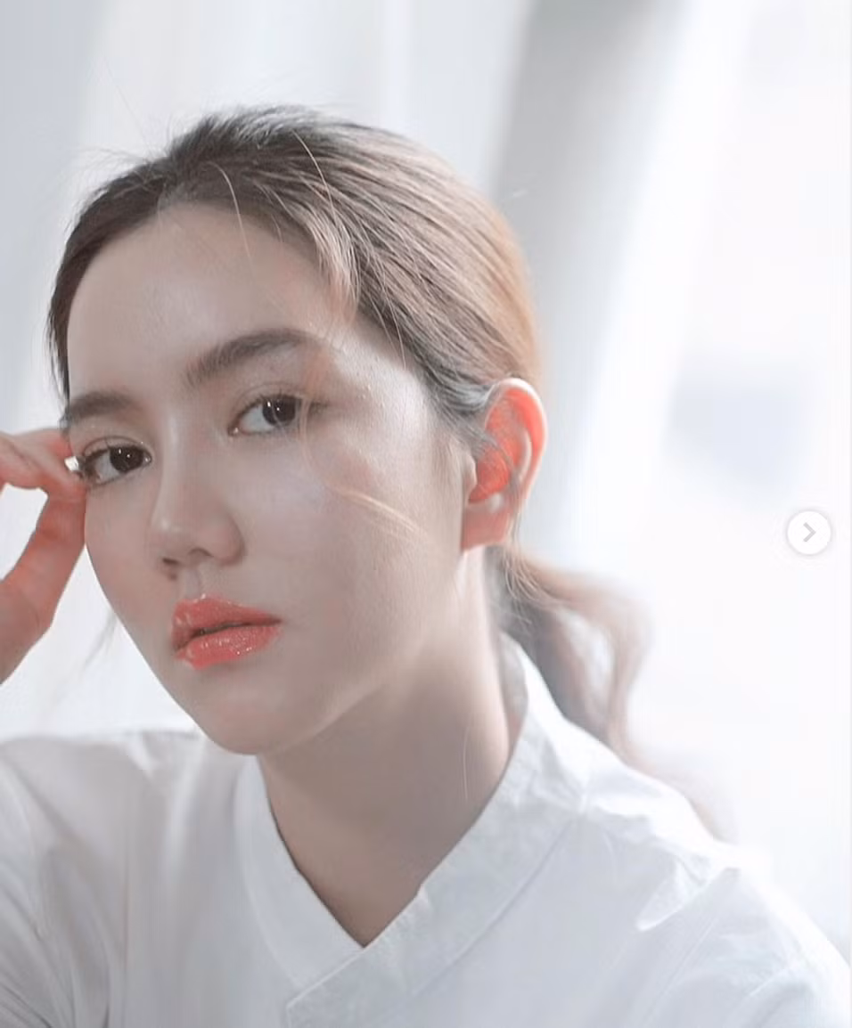 Rời sàn tập, sàn thi đấu mỹ nhân này lại làm công việc của một ngôi sao thực thụ. Cô là người mẫu thời trang nổi tiếng, từng làm gương mặt ảnh bìa cho nhiều tạp chí.