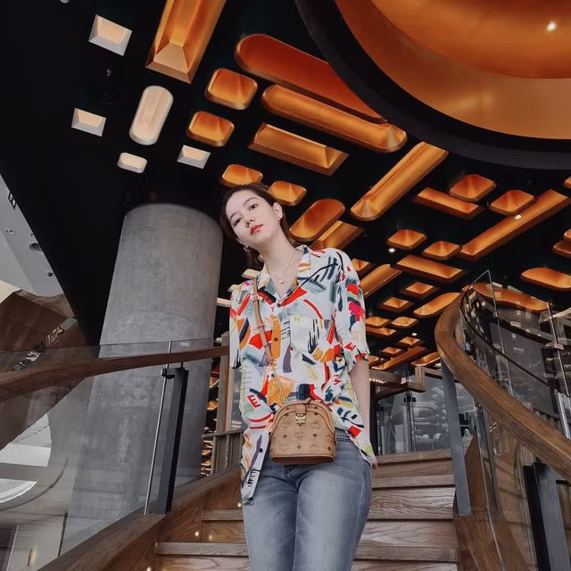 Dù trong vai trò nào, cô gái xinh đẹp này vẫn đủ sức chiếm trọn trái tim fans quốc tế nhờ sở hữu nét đẹp lai Á - Âu cực ấn tượng.