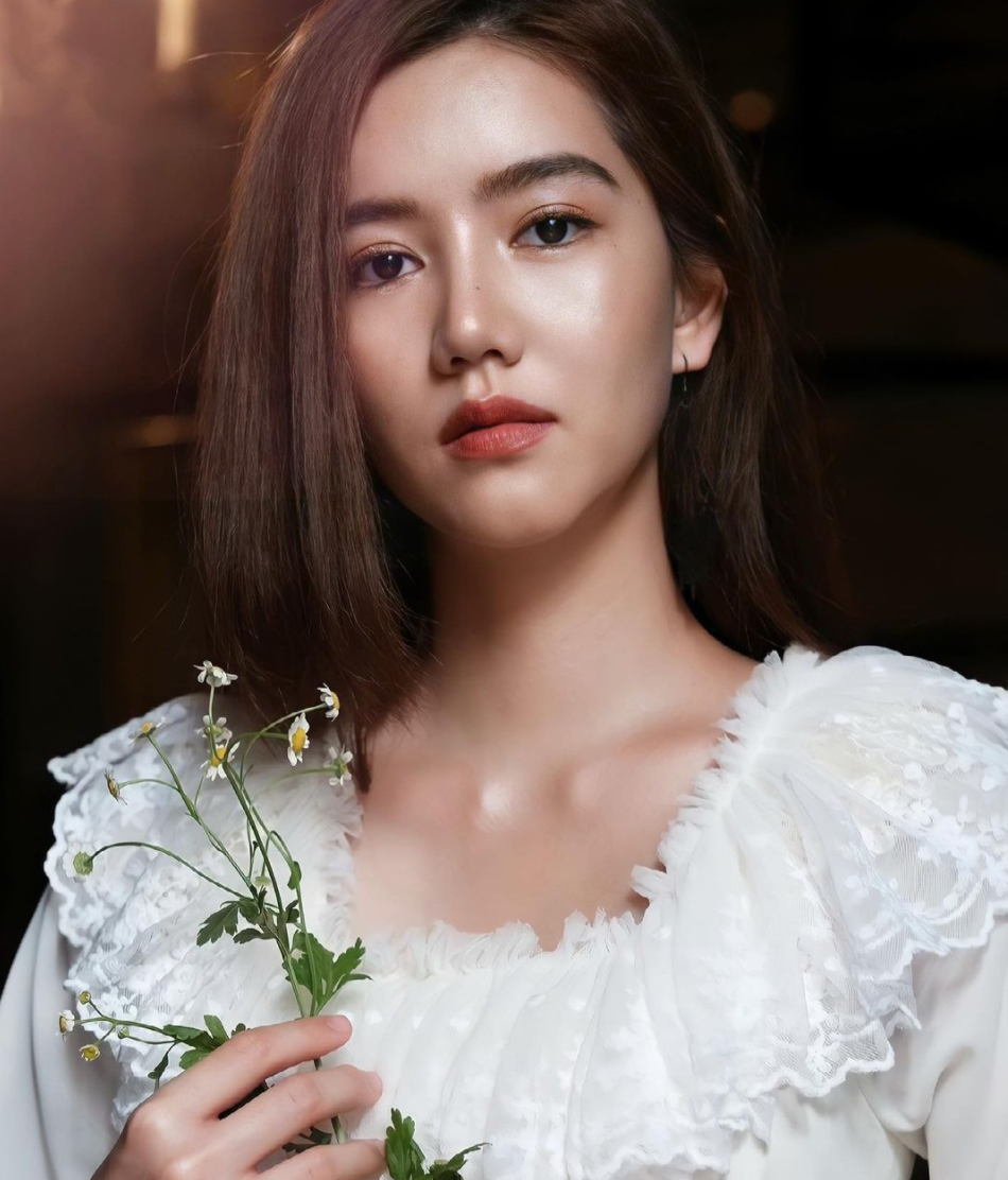 Nữ VĐV cầu lông sở hữu nét đẹp lai Á - Âu cuốn hút cùng thân hình chuẩn. Cha Richy mang 6 dòng máu là Thái Lan, Philippines, Australia, Thụy Sĩ, Anh và Tây Ban Nha. Mẹ cô là con lai Trung Quốc - Thái Lan.