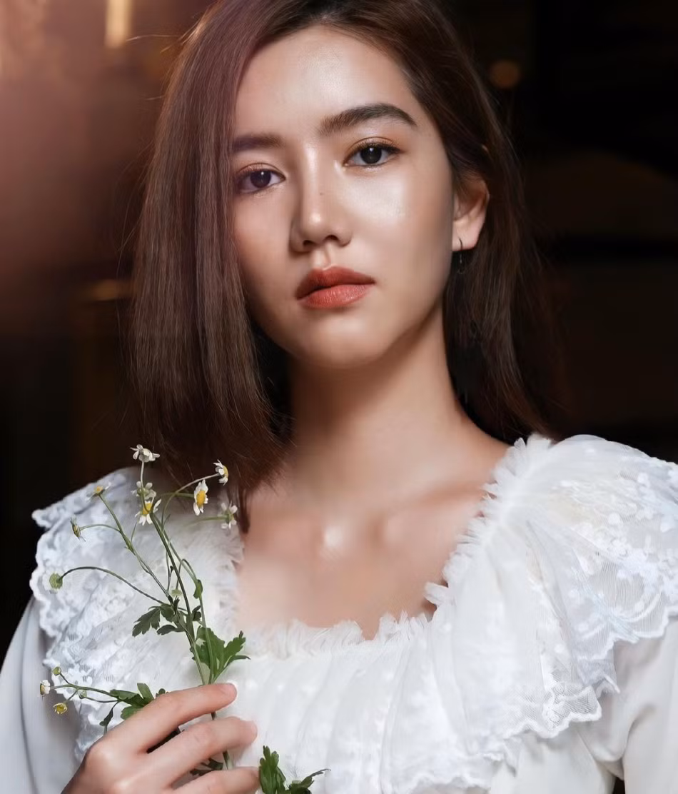 Nữ VĐV cầu lông sở hữu nét đẹp lai Á - Âu cuốn hút cùng thân hình chuẩn. Cha Richy mang 6 dòng máu là Thái Lan, Philippines, Australia, Thụy Sĩ, Anh và Tây Ban Nha. Mẹ cô là con lai Trung Quốc - Thái Lan.