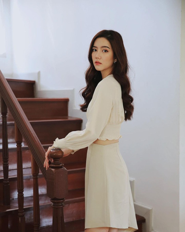 Một đài truyền hình nhận thấy tiềm năng của cô và đưa ra lời mời đóng vai chính trong một bộ phim. Từ đó tên tuổi của cô như "diều gặp gió".