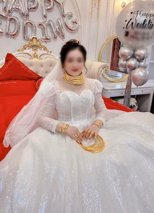 Nang dau deo vang duoc me cho 100 trieu di du lich gay choang