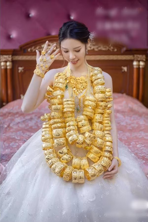 Cứ thỉnh thoảng dân tình lại được phen mắt tròn mắt dẹt trước những đám cưới xa hoa này.