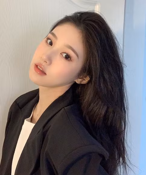 Hot girl nổi tiếng bởi sở hữu gương mặt giống với "thần tiên tỷ tỷ" Lưu Diệc Phi là Lin Zhen, đến từ Tứ Xuyên, Trung Quốc. Cô nàng được nhiều người biết đến với vai trò người mẫu chuyên nghiệp đến từ Thành Đô.