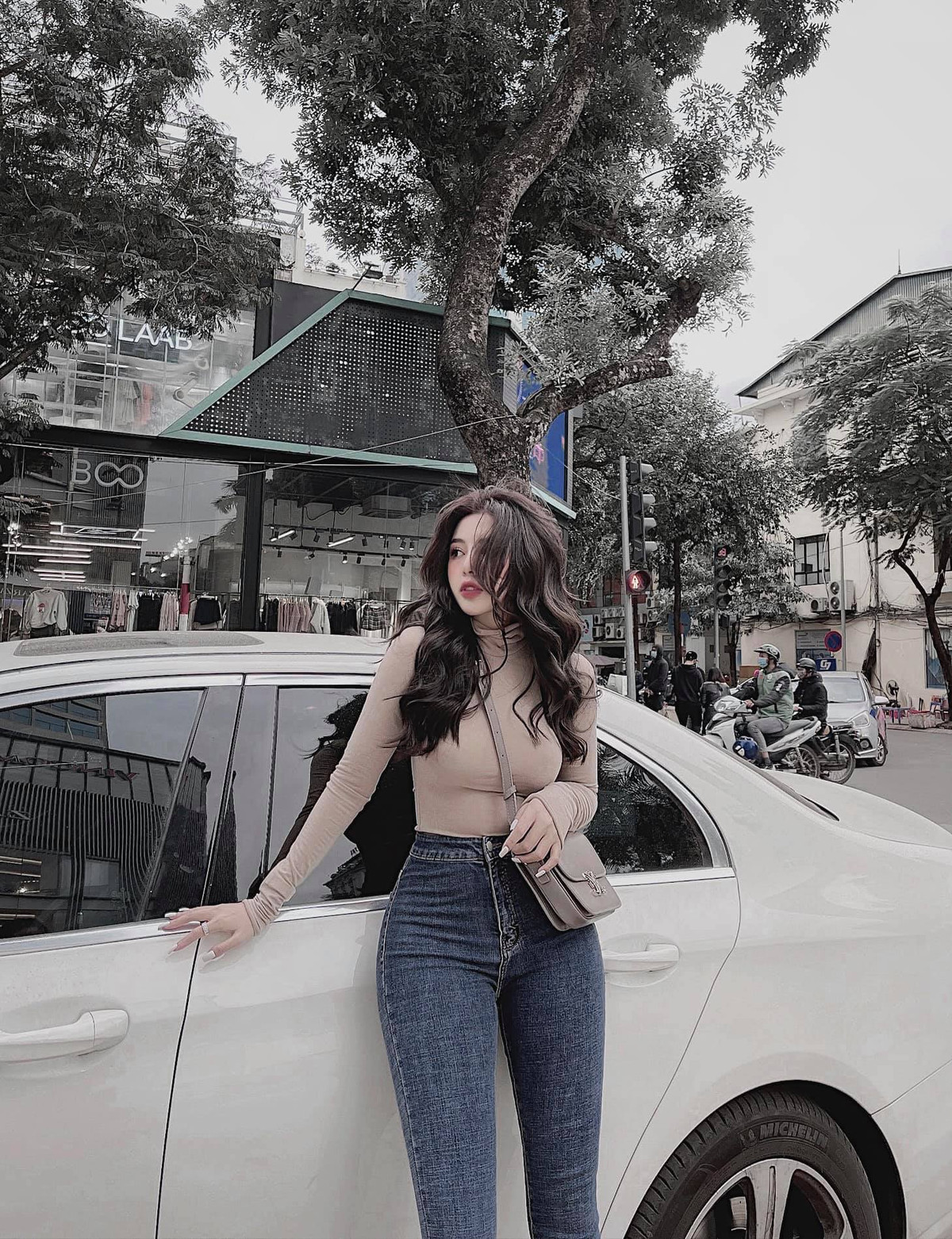 Gương mặt xinh đẹp cùng vóc dáng thon gọn là lợi thế giúp hot girl Hà thành nổi đình đám trong làng kinh doanh hiện nay.