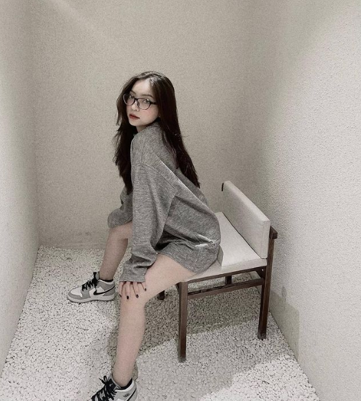 Với những người theo dõi, hình ảnh trẻ trung, quyến rũ, vui tươi của Nhật Lê đang dần định hình, cuộc sống của hot girl Quảng Nam ở thời điểm hiện tại rất hạnh phúc và nhiều niềm vui.