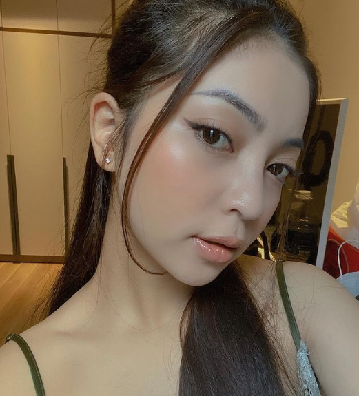 Nhan sắc của hot girl được nhận xét ngày một rạng ngời từ khi công khai có bạn trai mới.