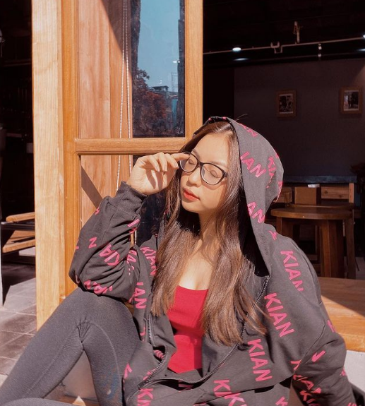 Nhật Lê cũng nhanh chóng trở lại với công việc, thi thoảng cô nàng nhận quảng cáo cho các sản phẩm làm đẹp.