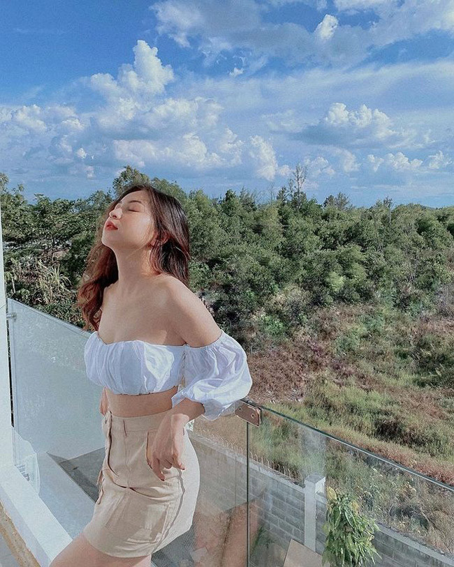 Cô nàng hiện tại không còn duy trì hình tượng "an toàn" như khi có bạn trai là "cầu thủ quốc dân".