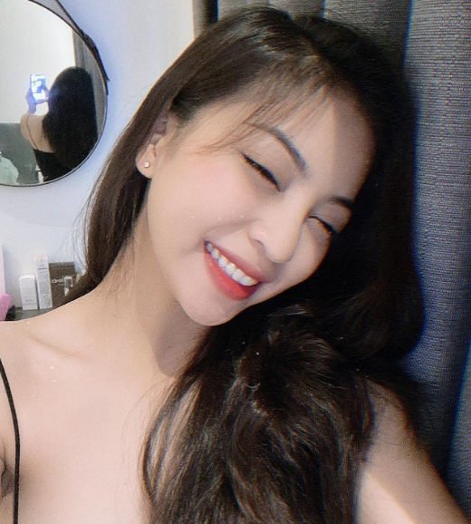 Từ một người "sống ẩn để người yêu tỏa sáng", Nhật Lê hiện tại vô tư công khai tất cả những diễn biến đời thường, từ hình ảnh dễ thương cá tính cho đến mộc mạc.