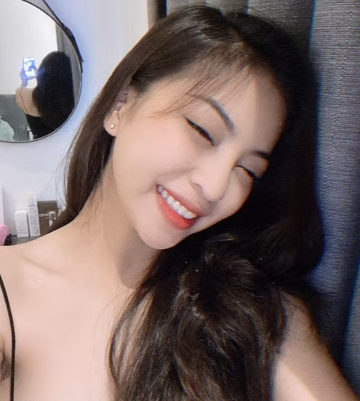 Từ một người "sống ẩn để người yêu tỏa sáng", Nhật Lê hiện tại vô tư công khai tất cả những diễn biến đời thường, từ hình ảnh dễ thương cá tính cho đến mộc mạc.