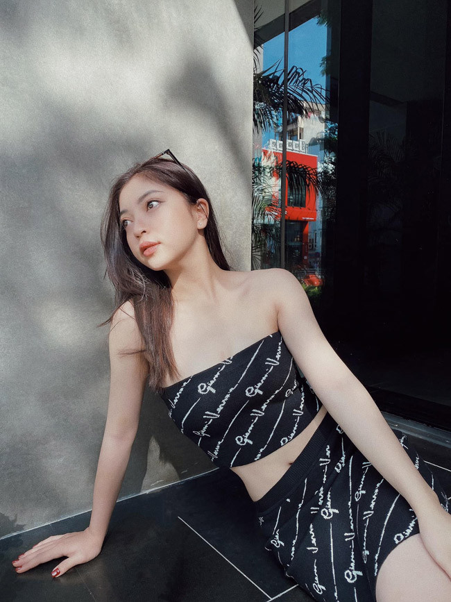 Những hình ảnh gợi cảm hơn đôi chút không còn hiếm thấy trên trang cá nhân của cô như trước nữa. Ảnh: IGNV