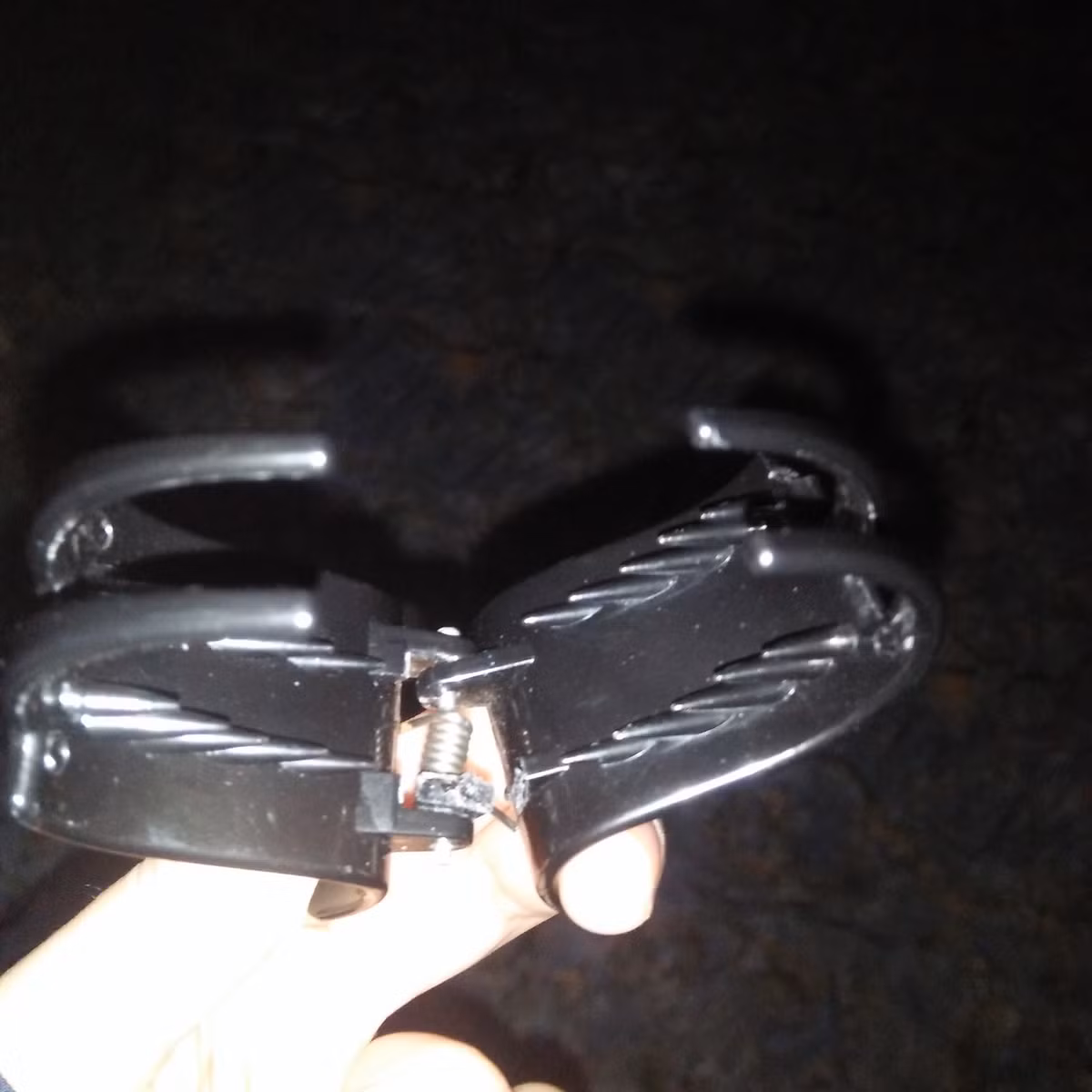 Chiếc kẹp 3 càng nhưng gãy 1 càng cộng với bung lò xo, giá 5 ngàn bán thanh lý với giá 10 ngàn. Ảnh: Nguyễn Hồng Trang