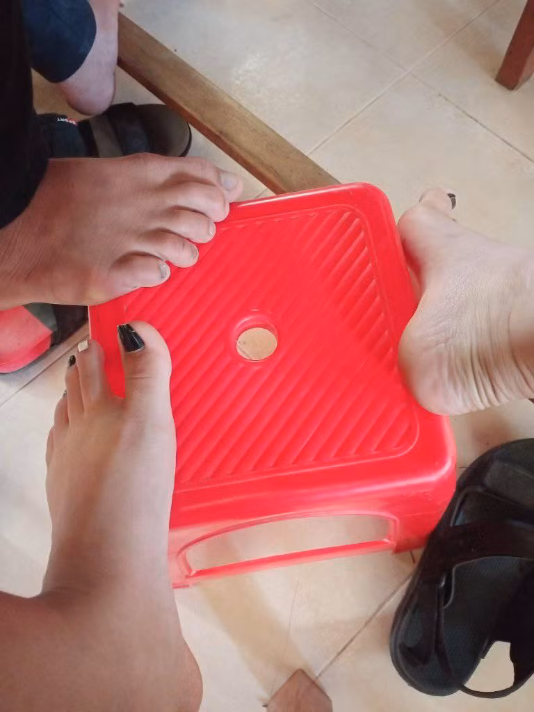 Chiếc ghế này được bán với giá sốc là 590 triệu đồng, ghế này mới gác chân được vài phút, phù hợp cho chị em ngồi buôn chuyện. Ảnh: Bích Vi