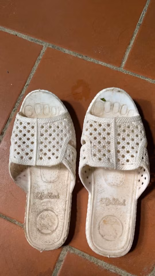 Đôi dép tổ ong "huyền thoại" cũng trở thành đồ vật có giá trị khi được "pass ké" trong bài đăng thanh lý đồ của Ngọc Trinh. Ảnh: Kim Thanh Huong