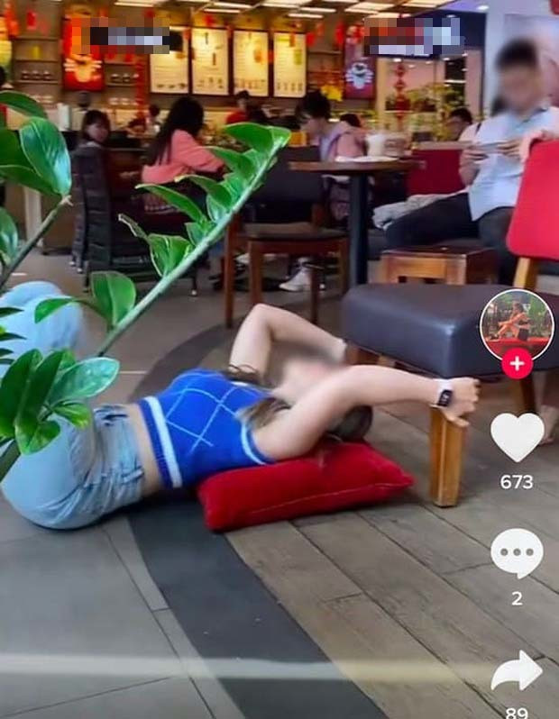 Hành động kém duyên này đã trở thành đề tài bàn tán của mọi người. Nhiều bình luận lên tiếng cho rằng hành động của hai cô gái này là chưa hợp lý, không phù hợp với không gian công cộng. “Thật sự không hiểu nổi hai cô gái này đang làm cái gì nữa. Tự tin uốn dẻo nơi công cộng luôn đó vậy trời”, “Các bạn thật sự không ngại dùm sao",..dân mạng bình luận.