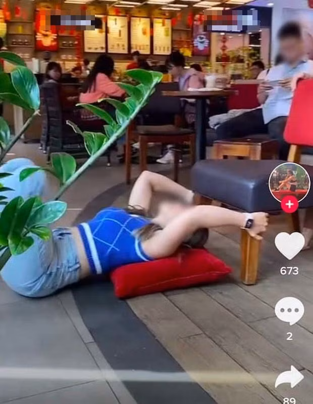 Hành động kém duyên này đã trở thành đề tài bàn tán của mọi người. Nhiều bình luận lên tiếng cho rằng hành động của hai cô gái này là chưa hợp lý, không phù hợp với không gian công cộng. “Thật sự không hiểu nổi hai cô gái này đang làm cái gì nữa. Tự tin uốn dẻo nơi công cộng luôn đó vậy trời”, “Các bạn thật sự không ngại dùm sao",..dân mạng bình luận.