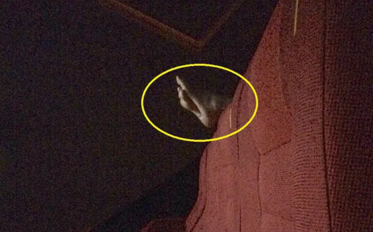 Một cô gái từng kêu trời vì đôi chân vắt vẻo từ người ngồi ghế sau. Ở nơi công cộng nhưng hành vi của họ lại tự nhiên như ở nhà, gây sự khó chịu cho những người khác. Ảnh: Tổng hợp