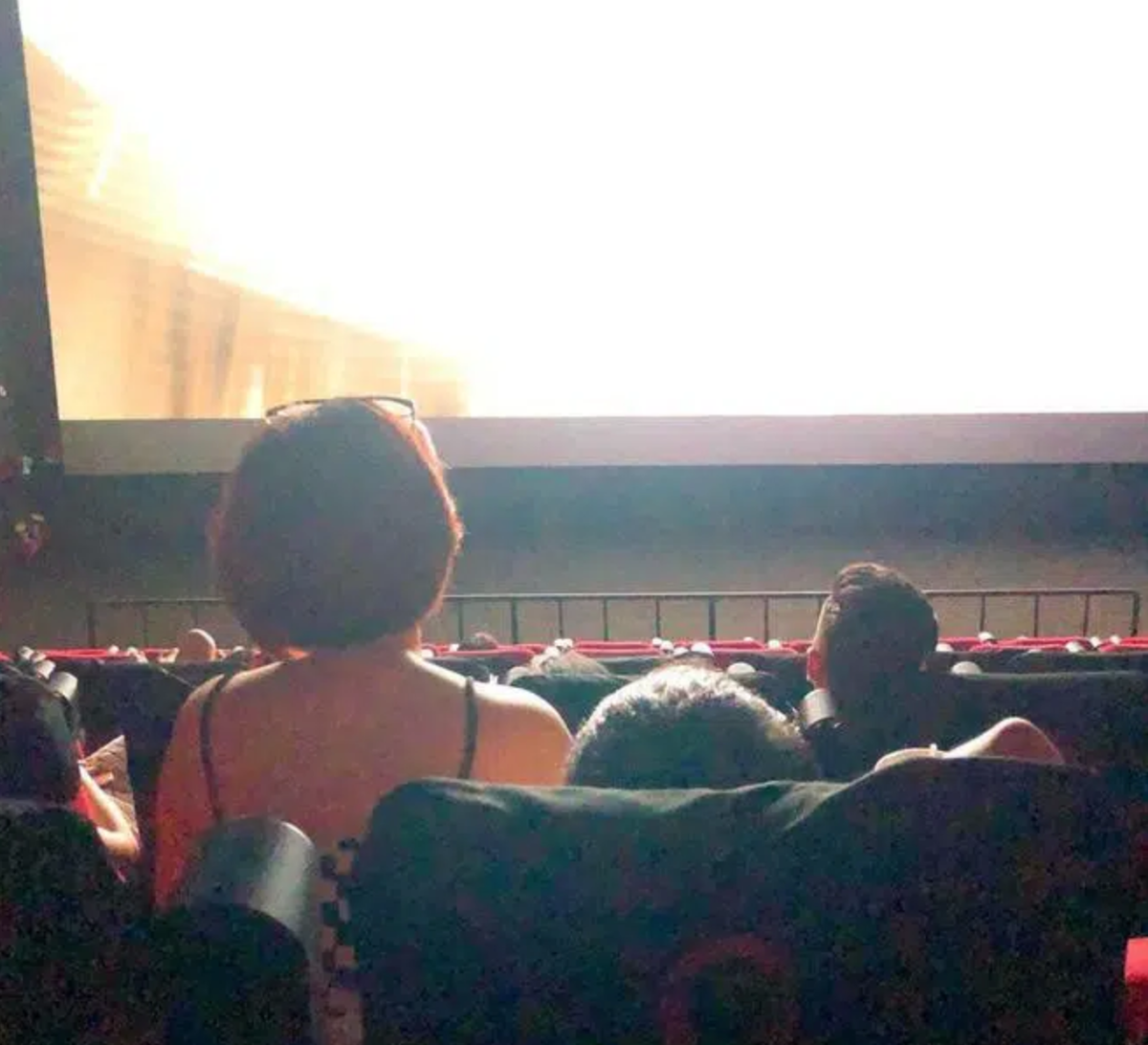 Không riêng quán cafe, rạp chiếu phim cũng từng xuất hiện nhiều trường hợp kém duyên tương tự. Hình ảnh một cô gái thản nhiên ngồi lên đùi bạn trai trong rạp chiếu phim đã từng gây bức xúc trên MXH, cô gái ngồi hẳn lên đùi chàng trai và trở nên cao nổi bật trong tất cả mọi người trong rạp.