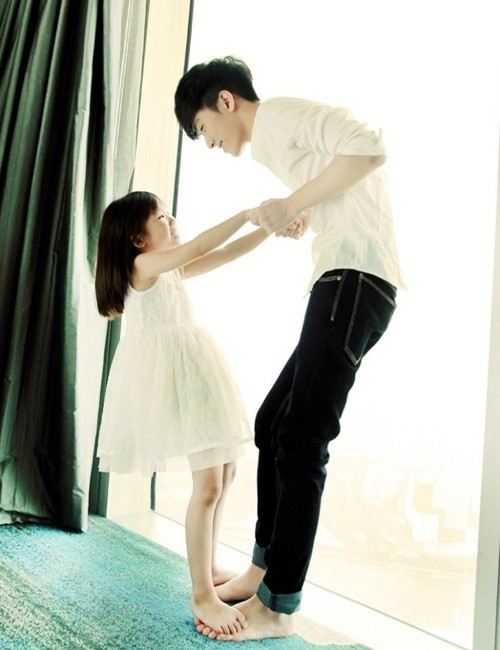 Vào năm 2014, cộng đồng mạng đặc biệt quan tâm đến cặp đôi anh em nổi tiếng là Ngô Đại Vỹ và Tiểu Bái Bái, sống tại thành phố Quảng Châu, tỉnh Quảng Đông, Trung Quốc. Cô em xinh xắn, đáng yêu, anh trai thì chuẩn soái ca, yêu thương em gái hết mực.