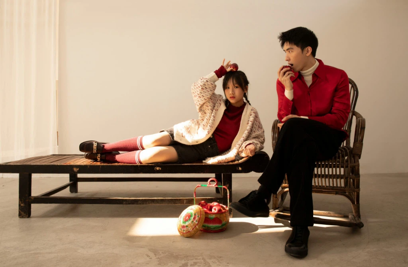 Hai anh em cũng vừa thực hiện một album ảnh chung với nhau nhân dịp Tết rồi, dù kém nhau đến 18 tuổi nhưng họ vô cùng thân thiết như hai người bạn.