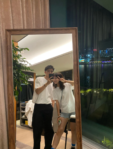 Mọi buổi đi chơi, đi picnic cùng bạn bè, Ngô Đại Vỹ cũng sẽ đưa Tiểu Bái Bái đi cùng.