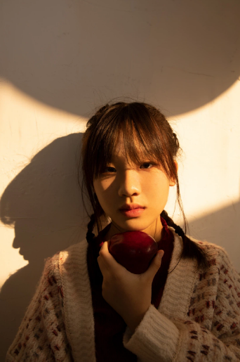 Mới chỉ 11 tuổi nhưng Tiểu Bái Bái gây ấn tượng với chiều cao cùng đôi chân dài đáng nể.