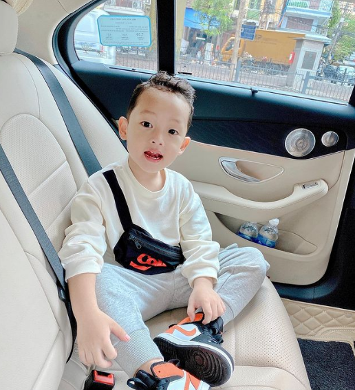 Chọn cuộc sống single mom, Ly Kute và con trai luôn nhận được sự yêu mến đặc biệt. Từ thuở lọt lòng, em đã chiếm tình cảm mọi người nhờ sở hữu ngoại hình kháu khỉnh, mái tóc xoăn tự nhiên trông rất Tây.