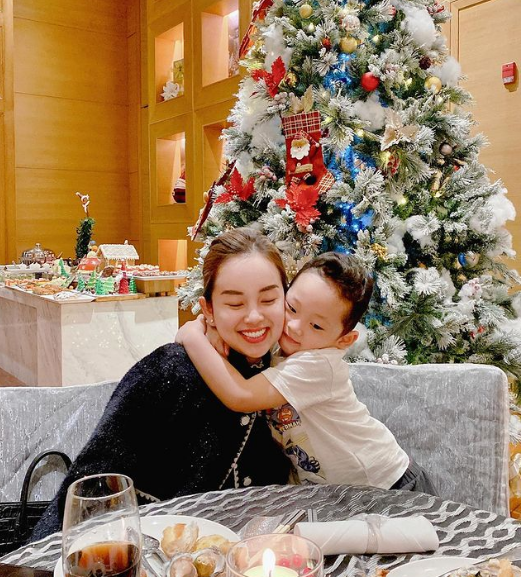 Dù còn nhỏ tuổi nhưng Khoai Tây được mẹ nhận xét là người sống tình cảm, ngoan ngoãn, có trách nhiệm và biết quan tâm người khác.