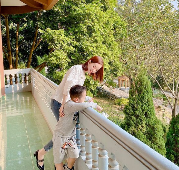 Mẹ kinh doanh phát đạt, Khoai Tây sống cuộc sống như hoàng tử, được mẹ chiều chuộng, mua đồ chơi, quần áo đắt tiền và được hưởng những dịch vụ tốt nhất.